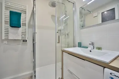 Salle de bains dans l'établissement Appartement de charme proche du Canal Saint-Martin