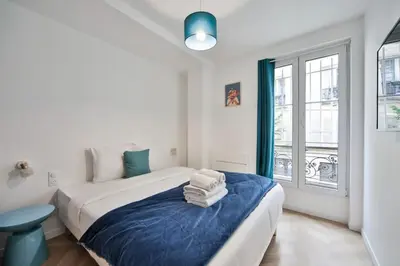 Un ou plusieurs lits dans un hébergement de l'établissement Appartement de charme proche du Canal Saint-Martin