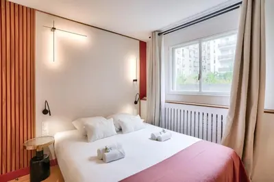 Un ou plusieurs lits dans un hébergement de l'établissement Beautiful 3 Bedrooms apt near Eiffel Tower