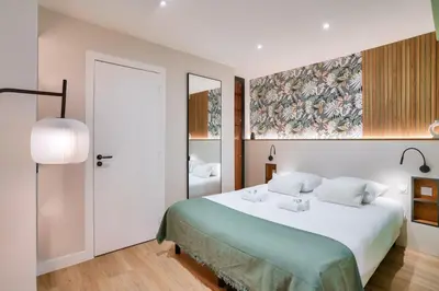 Un ou plusieurs lits dans un hébergement de l'établissement Beautiful 3 Bedrooms apt near Eiffel Tower