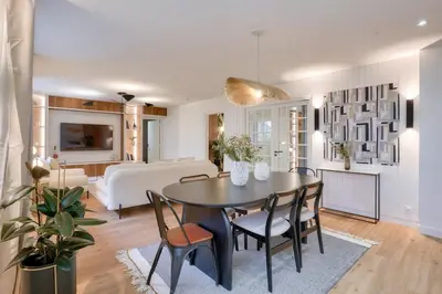 Télévision ou salle de divertissement dans l'établissement Beautiful 3 Bedrooms apt near Eiffel Tower