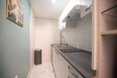 Cuisine ou kitchenette dans l'établissement Beautiful Apartment close to Eiffel Tower