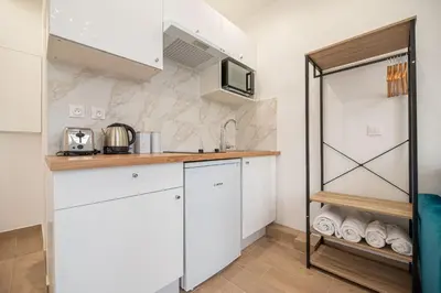 Cuisine ou kitchenette dans l'établissement Cosy apartment in Paris