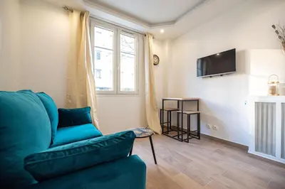 Télévision ou salle de divertissement dans l'établissement Cosy apartment in Paris