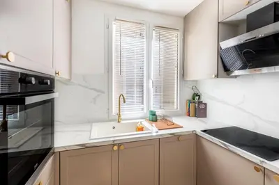 Cuisine ou kitchenette dans l'établissement GuestReady - Un appartement élégant dans le 5e Arr