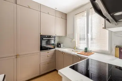 Cuisine ou kitchenette dans l'établissement GuestReady - Un appartement élégant dans le 5e Arr