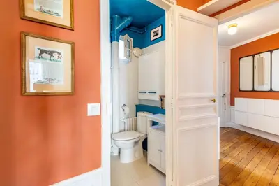 Salle de bains dans l'établissement GuestReady - Un appartement élégant dans le 5e Arr