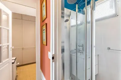 Salle de bains dans l'établissement GuestReady - Un appartement élégant dans le 5e Arr