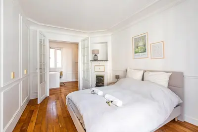 Un ou plusieurs lits dans un hébergement de l'établissement GuestReady - Un appartement élégant dans le 5e Arr