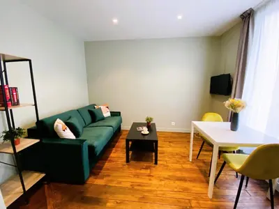 Télévision ou salle de divertissement dans l'établissement Les Appartements du Grand Hôtel Clichy Paris