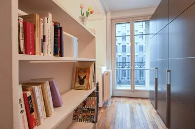 Bibliothèque dans l'appartement