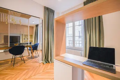 Télévision ou salle de divertissement dans l'établissement GuestReady - Apt de luxe Proche de la Tour Eiffel