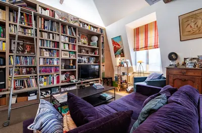 Bibliothèque dans l'appartement