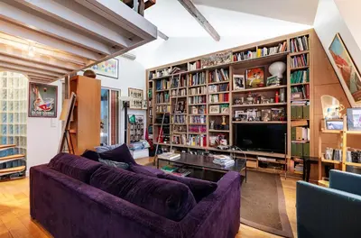 Bibliothèque dans l'appartement