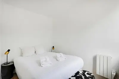 Un ou plusieurs lits dans un hébergement de l'établissement Pick A Flat's Apartements in Louvre-Rivoli - Rue du Roule