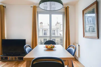 Télévision ou salle de divertissement dans l'établissement Superbe appartement au coeur de Paris