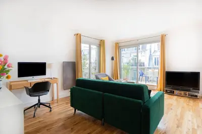 Télévision ou salle de divertissement dans l'établissement Superbe appartement au coeur de Paris