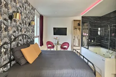Télévision ou salle de divertissement dans l'établissement Relax Room proche PARIS Porte de Versailles