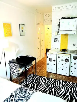 Cuisine ou kitchenette dans l'établissement Appartement entier à Neuilly-sur-Seine