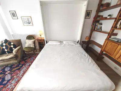 Un ou plusieurs lits dans un hébergement de l'établissement Appartement avec balcon et parking à Paris Alésia