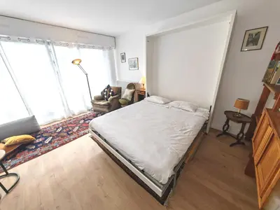 Un ou plusieurs lits dans un hébergement de l'établissement Appartement avec balcon et parking à Paris Alésia