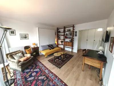 Coin salon dans l'établissement Appartement avec balcon et parking à Paris Alésia