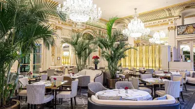 Restaurant ou autre lieu de restauration dans l'établissement The Peninsula Paris