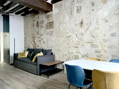 Coin salon dans l'établissement MARAIS Appartement 2 Chambres 2 Salles de bain - SPA JACUZZI !