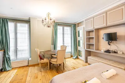 Télévision ou salle de divertissement dans l'établissement GuestReady - Lux Studio - In Le Marais
