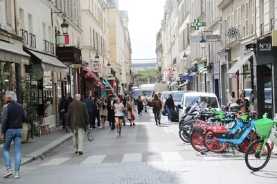 Clients de l'établissement Le cocon perché entre l'Opéra et les Tuileries