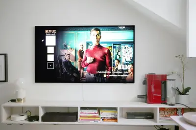Télévision ou salle de divertissement dans l'établissement Le cocon perché entre l'Opéra et les Tuileries