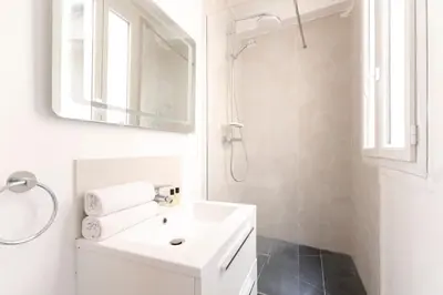 Salle de bains dans l'établissement GuestReady - Duplex spacieux et lumineux