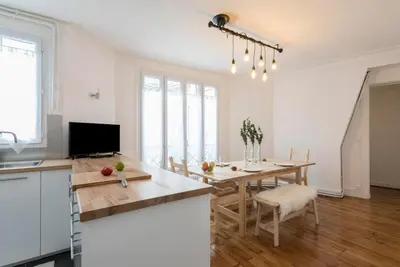 Télévision ou salle de divertissement dans l'établissement GuestReady - Duplex spacieux et lumineux