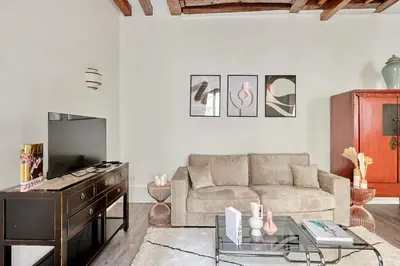 Télévision ou salle de divertissement dans l'établissement Apartment center of Paris by Studio prestige