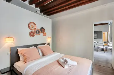 Un ou plusieurs lits dans un hébergement de l'établissement Apartment center of Paris by Studio prestige