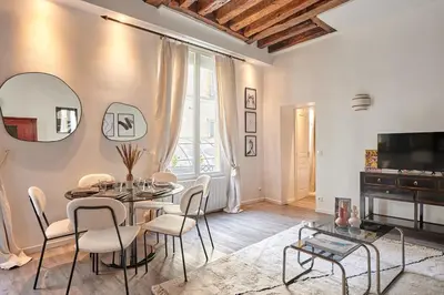 Télévision ou salle de divertissement dans l'établissement Apartment center of Paris by Studio prestige