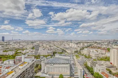 Vue générale sur Paris ou vue de la ville depuis l'appartement