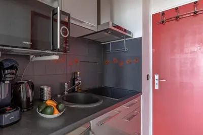 Cuisine ou kitchenette dans l'établissement GuestReady - Beau studio avec vue imprenable