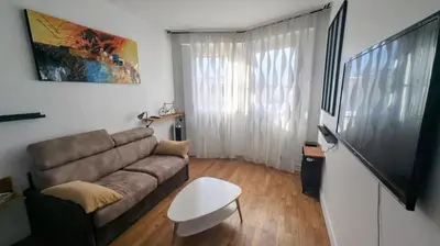 Télévision ou salle de divertissement dans l'établissement GuestRead - Appt moderne près des Batignolles