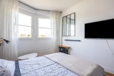 Télévision ou salle de divertissement dans l'établissement GuestRead - Appt moderne près des Batignolles
