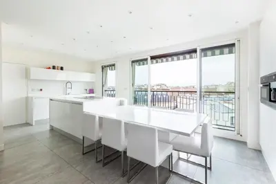 Cuisine ou kitchenette dans l'établissement Luxury Eiffel Tower view - Paris 16