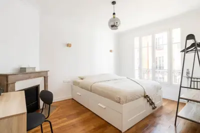 Un ou plusieurs lits dans un hébergement de l'établissement The Square, Paris-Asnières, Private Apartment with Bedroom and Living Room
