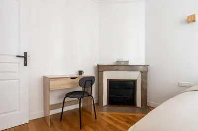 Un ou plusieurs lits dans un hébergement de l'établissement The Square, Paris-Asnières, Private Apartment with Bedroom and Living Room