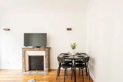 Télévision ou salle de divertissement dans l'établissement The Square, Paris-Asnières, Private Apartment with Bedroom and Living Room