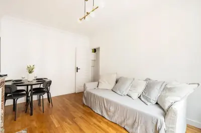 Un ou plusieurs lits dans un hébergement de l'établissement The Square, Paris-Asnières, Private Apartment with Bedroom and Living Room