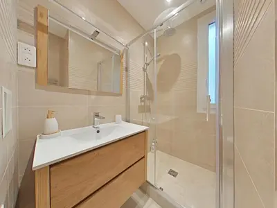 Salle de bains dans l'établissement The Square, Paris-Asnières, Private Apartment with Bedroom and Living Room