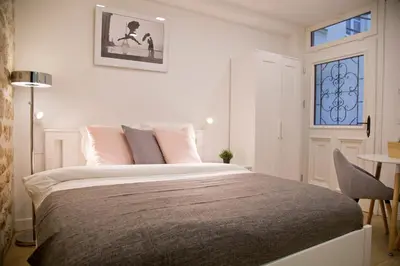 Un ou plusieurs lits dans un hébergement de l'établissement Mathilde - Authentic Studio Saint-Germain Seine Walk