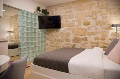 Un ou plusieurs lits dans un hébergement de l'établissement Mathilde - Authentic Studio Saint-Germain Seine Walk