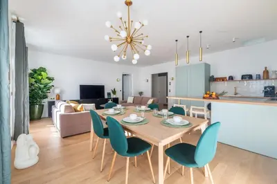 Cuisine ou kitchenette dans l'établissement Rare, center, luxury apartment with roof view