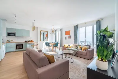 Cuisine ou kitchenette dans l'établissement Rare, center, luxury apartment with roof view